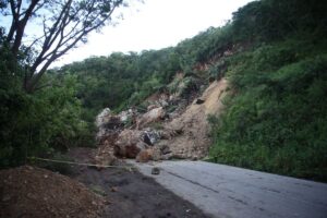 Lluvias provocan desprendimiento de roca en cerro de Nogales, Sonora y provoca muerte de mujer que viajaba en auto con su hija